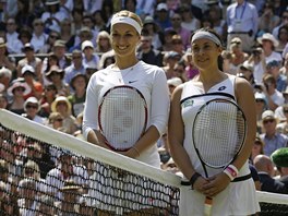 FINALISTKY. O wimbledonský titul si zahrály Sabine Lisická z Nmecka a...