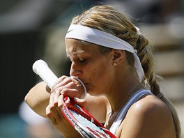 NA KRAJÍKU. Nmecké tenistce Sabine Lisické se chtlo ve finále Wimbledonu...