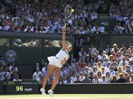 PODÁNÍ. Francouzská tenistka Marion Bartoliová podává ve finále Wimbledonu.