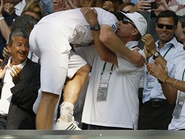 DKY, IVANE! Britsk tenista Andy Murray objm Ivana Lendla, svho koue.