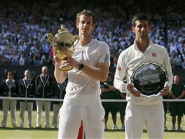 FINALIST. Wimbledon vyhrl domc Andy Murray, ve finle porazil ve tech...