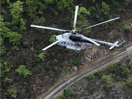 Vrtulníky v úterý evakuovaly do bezpeí poslední poutníky uvznné po nedávných...