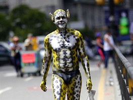 PYNÁ ELMA. Mu v kostýmu geparda kráí na festival za rovná práva sexuálních...
