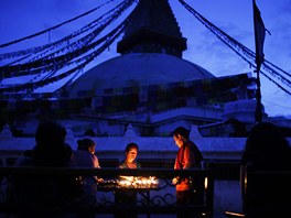 SVATÉ MÍSTO. Nepálci zapalují lampy u chrámu Búdhanáth v Káthmánd, jednoho z...