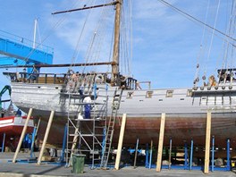 Opravy plachetnice La Grace ve panlskm pstavu Sotogrande. (duben 2013)