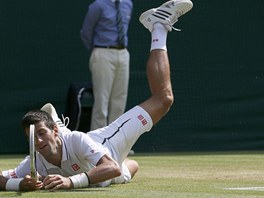 TVRD DOPAD: Novak Djokovi se v prbhu semifinle Wimbledonu proti Juanu