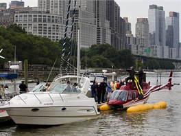 Vyhldkov vrtulnk nouzov pistl na pontonech v New Yorku pot, co mu po...