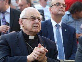 Za kardinálem Miroslavem Vlkem pozoroval koncert Miroslav Kalousek. "Já jsem...