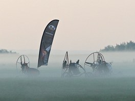 Stroje odpoívají na letiti Henov. Za pár okamik je osedlají paraglidisté a