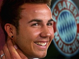 Mario Gtze na oficiln tiskov konferenci, na n ho Bayern Mnichov...