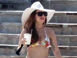 Lady Gaga zvolila na plá tentokrát umírnný model. V kvtovaných bikinách se...