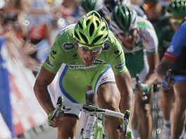 Slovensk cyklista Peter Sagan (vlevo) se t v ele pelotonu do cle 7. etapy