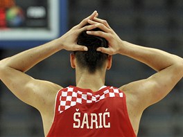 Chorvatský basketbalista Dario ari po nepovedené akci.