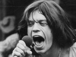 Mick Jagger s Rolling Stones v Hyde Parku v ervenci 1969