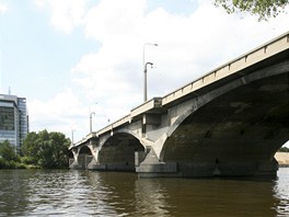 Libesk most se nachz se v ohb eky Vltavy, spojuje levoben tvr...