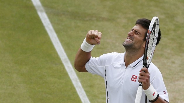 SEMIFINLE! Srbsk tenista Novak Djokovi se raduje z vtzstv nad Berdychem a slav postup do semifinle Wimbledonu.