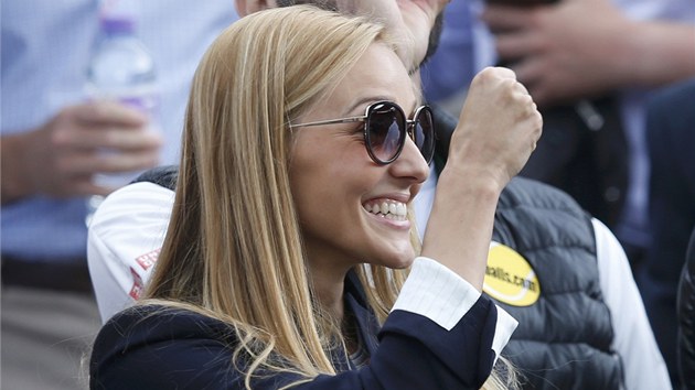 JSI DOBREEEJ! Jelena Ristiov, ptelkyn srbskho tenisty Novaka Djokovie, se raduje z postupu svho milho do semifinle Wimbledonu.