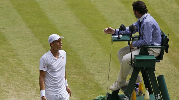 HDKA. esk tenista Tom Berdych se ve tvrtfinle Wimbledonu pel s umpirovm rozhodm.