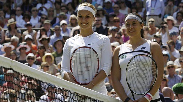 FINALISTKY. O wimbledonsk titul si zahrly Sabine Lisick z Nmecka a francouzsk tenistka Marion Bartoliov.