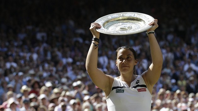 JE MOJE! Francouzsk tenistka Marion Bartoliov se chlub s trofej pro vtzku Wimbledonu.