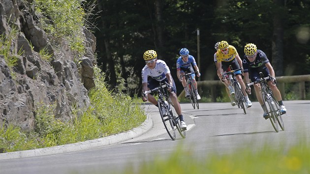 SJEZD. Cyklist jedou dol z kopce pi devt etap Tour de France, bl triko pro nejlepho jezdce do 23 let m Kolumbijec Nairo Alexander Quintana. 