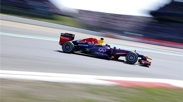 JAKO VTR. Nmeck pilot Sebastian Vettel ze stje Red Bull se t po trati domc Velk ceny.