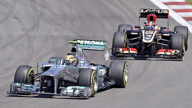 Britsk pilot Lewis Hamilton s mercedesem jede ped Kimim Rikknenem z Lotusu.