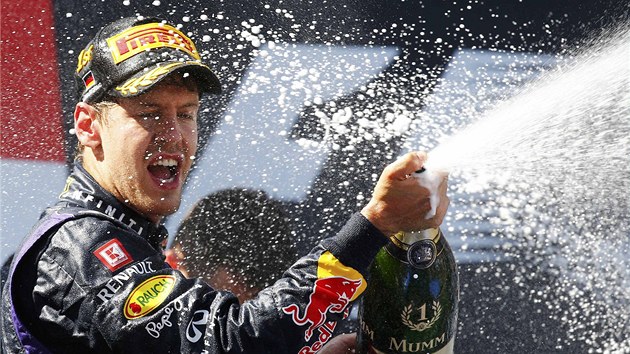 O. Nmeck jezdec formule 1 Sebastian Vettel z Red Bullu na domc Velk cen vybojoval vtzstv a slav ampaskm.