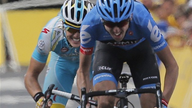SPURT. Irsk cyklista Daniel Martin spch do cle devt etapy Tour de France, za nm jede Dn Jakob Fuglsang. 