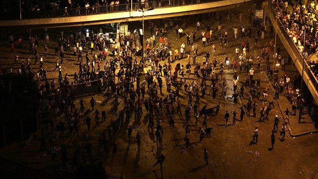 Pznivci svrenho prezidenta Muhammada Mursho se stetli s jeho odprci na mostu estho jna nedaleko nmst Tahrr (5. ervence 2013)