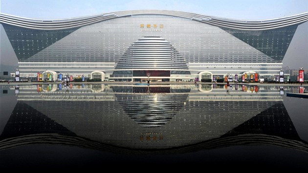 Nov oteven Globln centrum novho stolet v nsk provincii S'-chuan je nejvt budovou na svt.