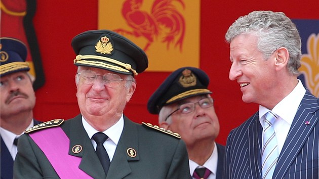 Belgick krl Albert II. si pots rukou s ministrem obrany Pieterem De Cremem (21. ervence 2012)