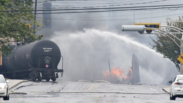 V Kanad vykolejil vlak s ropou a explodoval. 