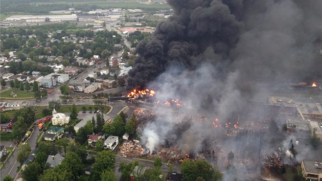 V Kanad vykolejil vlak s ropou a explodoval. Kou stoupal stovky metr vysoko.