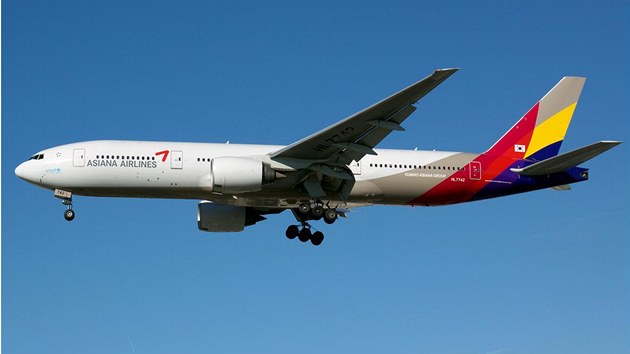 Letadlo Boeing 777-28E spolenosti Asiana Airlines.

