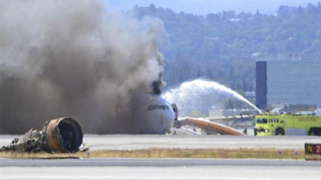 Trosky Boeingu 777 spolenosti Asiana Airlines, kter v sobotu havaroval a vzpll na letiti v San Francisku.
