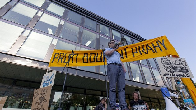 Protest proti bourn hotelu Praha ped sdlem finann skupiny PPF v Dejvicch. (9. ervence 2013)