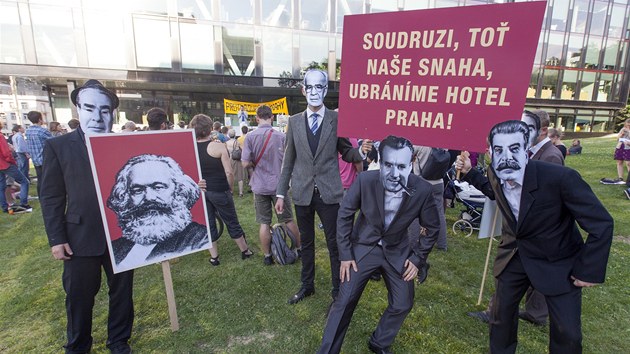 Protest proti bourn hotelu Praha ped sdlem finann skupiny PPF v Dejvicch. (9. ervence 2013)