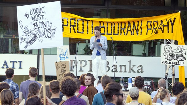 Protest proti bourn hotelu Praha ped sdlem finann skupiny PPF v Dejvicch. (9. ervence 2013)