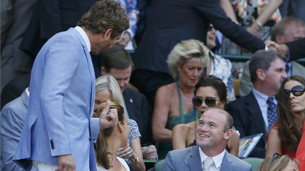 CELEBRITY SE SCHZEJ. Herec Gerard Butler (vlevo) se bav s fotbalistou Waynem Rooneym na finle Wimbledonu 2013.