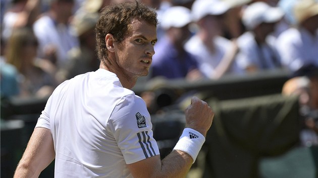 POJ! Andy Murray se raduje bhem wimbledonskho finle s Novakem Djokoviem.
