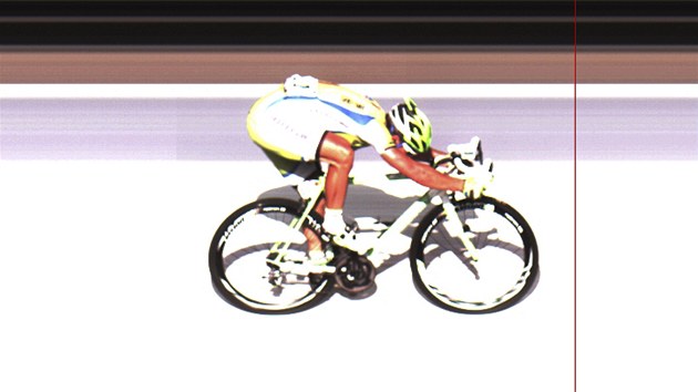 O PL KOLA. Slovensk cyklista Peter Sagan (nahoe) piel jen tsn o vtzstv ve 3. etap Tour de France.