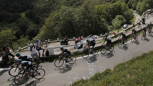 PYRENEJE. Peloton cyklistick Tour de France vjel do prvnch kopc.