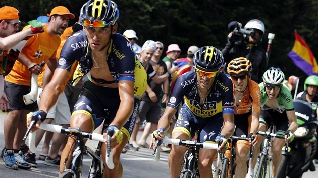 ERN DEN. Ani Roman Kreuziger (vepedu) nedokzal pes vekerou snahu zachrnit svho kapitna Alberta Contadora ped jasnou porkou v prvn horsk etap Tour de France.