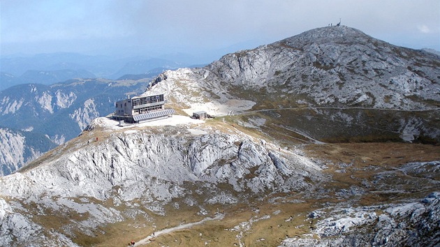 Pohled zvrcholu Hochschwab na ploinu schatou Schiestlhaus