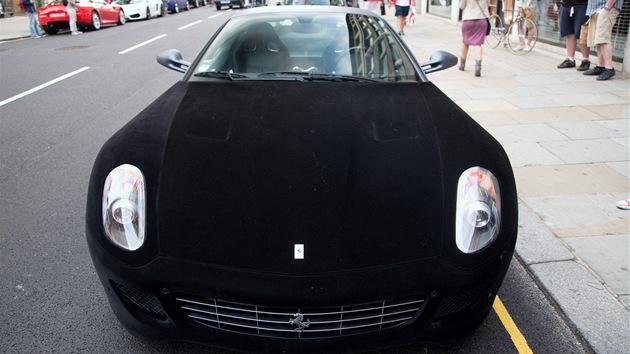 Podle londnskho denku Metro zaplatil majitel za sametovou pravu Ferrari 599 tvrt milionu korun.