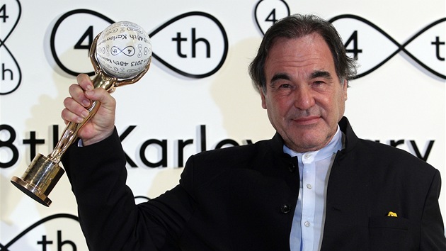 Oliver Stone s cenou ze 48. ronku filmovho festivalu v Karlovch Varech (6. ervence 2013)