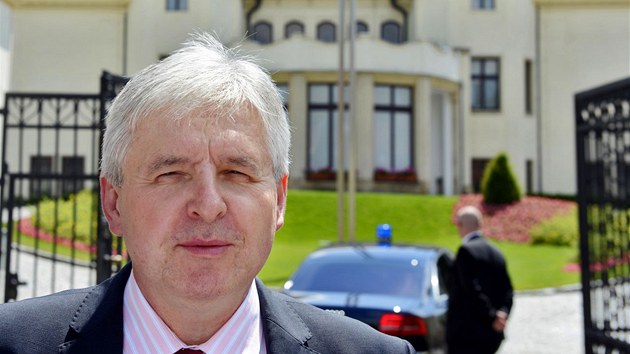 Premir Ji Rusnok jednal v Kramov vile o dalch monch kandidtech an ministry nov vldy. (2. ervence 2013)