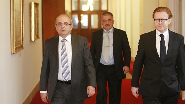 Ministi Kamil Jankovsk (vlevo) a Petr Mlsna (vpravo) pichzej na posledn jednn vldy. (3. ervence 2013)