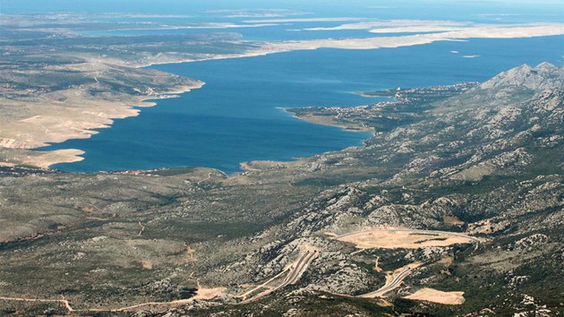 Zliv oddlujc pevninu od ostrova Pag je tm prvnm, co z Jadranu turist uvid po vyjet z tunelu vedoucm skrz poho Velebit.